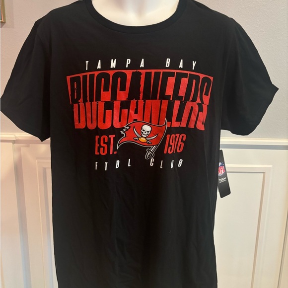 Tampa Bay Buccaneers  NFL Bucs Men’s XL X-Large Black Dual Sided Logo Shirt NWT - Picture 2 of 6
